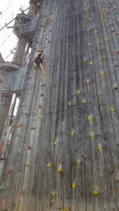 Unsere 15-Meter-Kletterwand – ein Highlight nicht nur für die Kids – unsere Juniorchefin macht es vor – kein Problem – Eltern nur zum Zuschauen erlaubt (-: